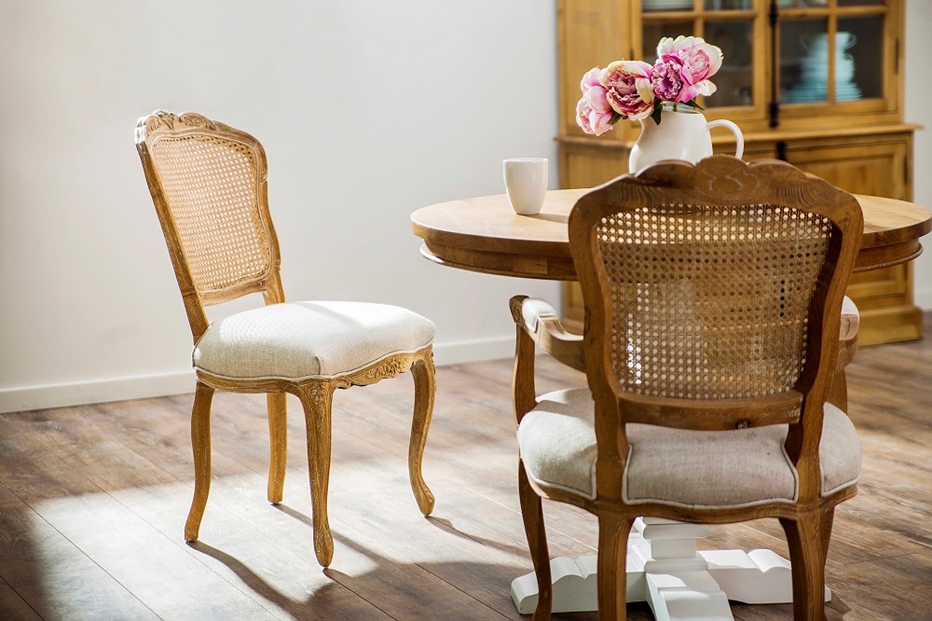 5 quick ways to decorate your dinning room table